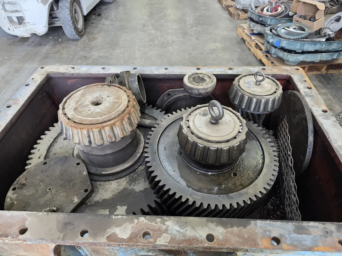 B — Internal gear assembly